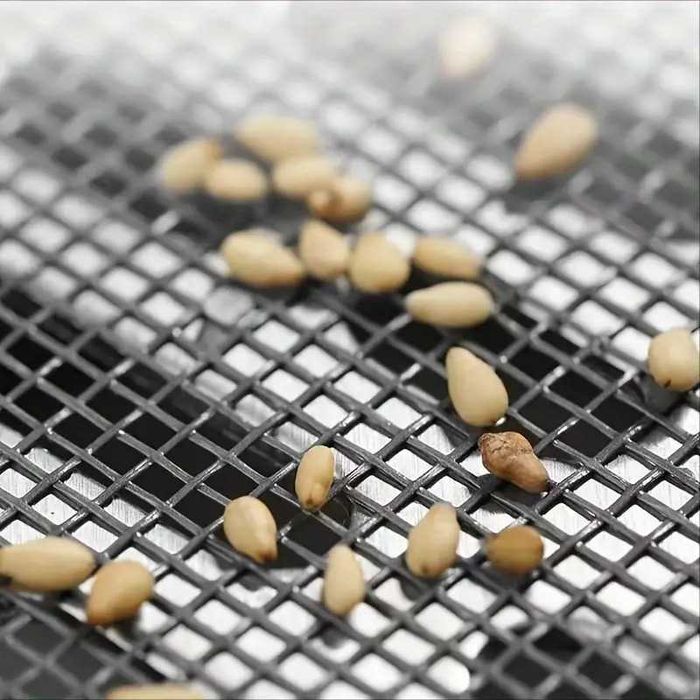 Самоклейка сітка від засорів зливів.