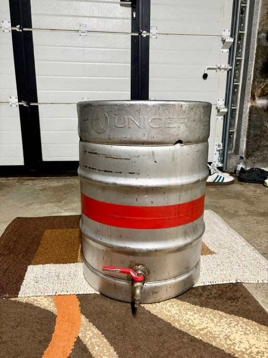 Barris em aço inoxidável de 50 litros.