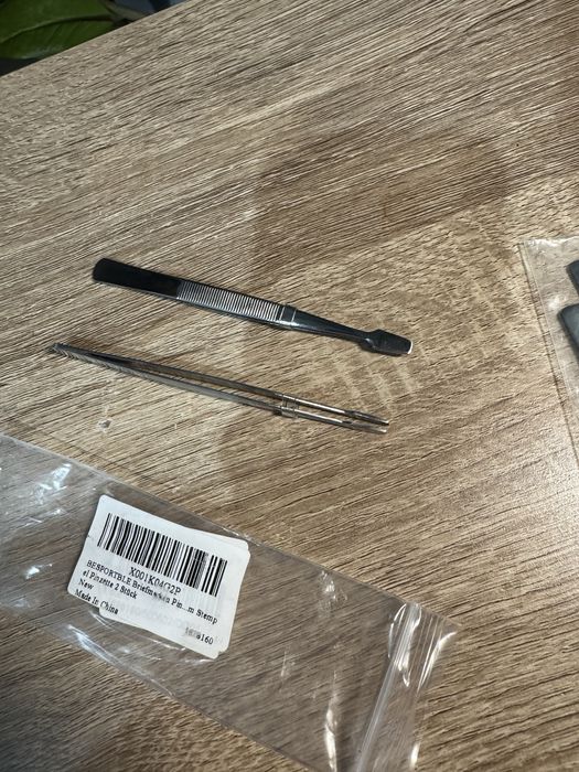 pęset wykonanych ze stali nierdzewnej