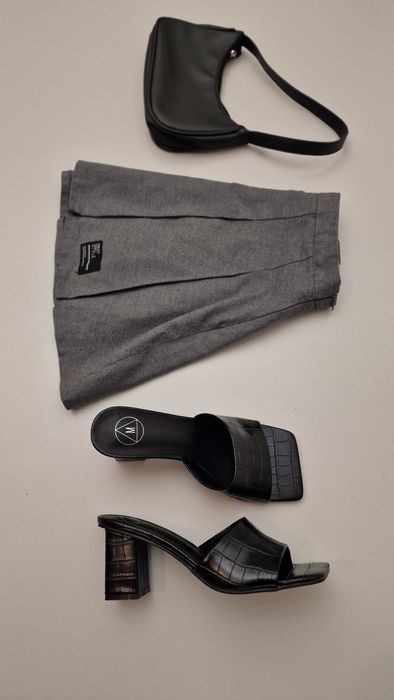 Klapki mule na obcasie czarne motyw zwierzęcy wąż panterka zebra