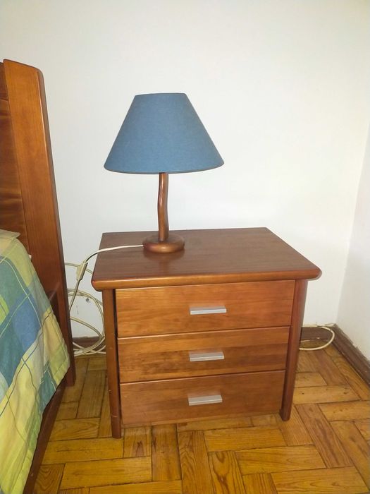 Mobília de quarto de solteiro, madeira maciça e ótimo estado