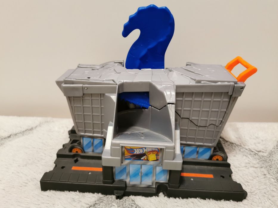 Tor Hot Wheels atak T-Rexa