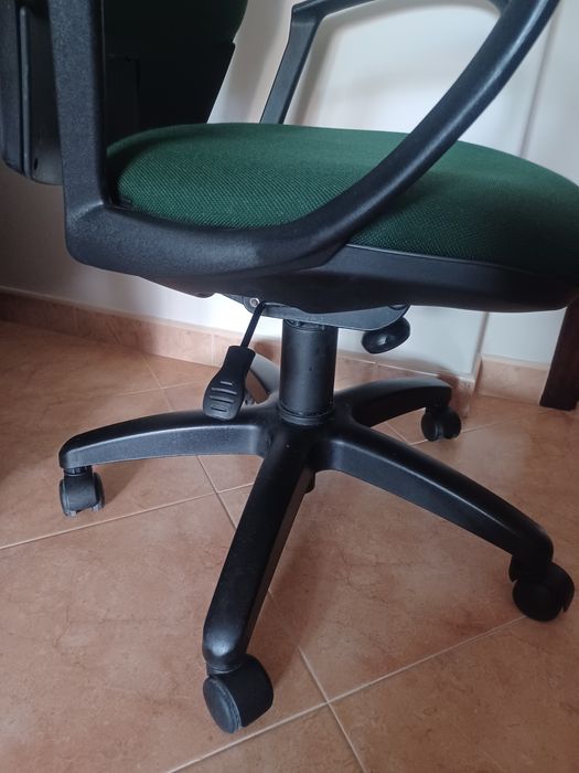Cadeira de escritório de cor verde