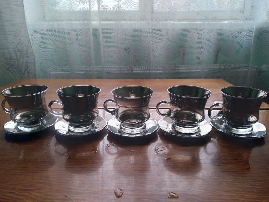 Чашечки з підставочками.