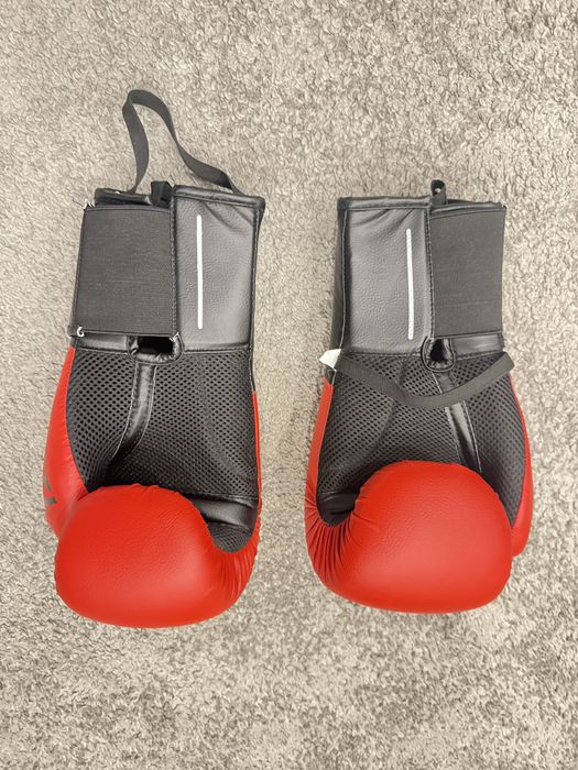 Conjunto luvas boxe e caneleiras kickboxe