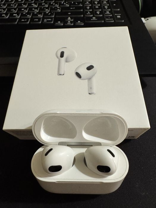Навушники Apple AirPods 3 у чудовому стані, усе працює справно. Продаж через придбання нової пари.