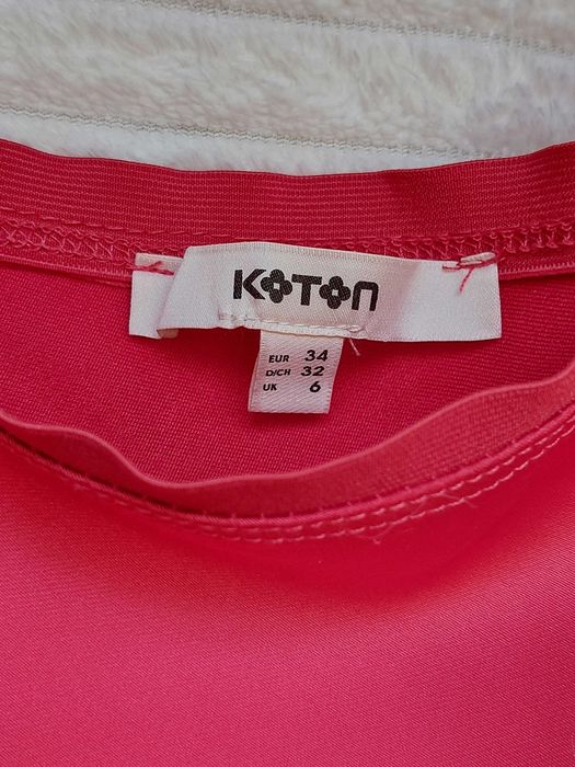 Яскрава спідниця насиченого червоного кольору