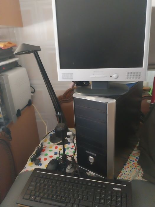 Computador torre completo / monitor / teclado / rato impecavel