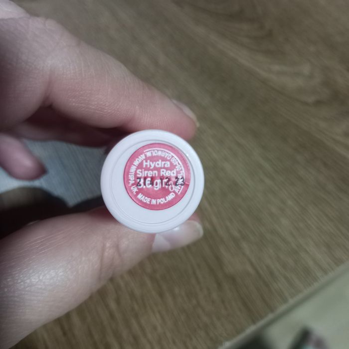 Avon Hydramatic matowa szminka z kwasem hialuronowym Hydra Siren Red