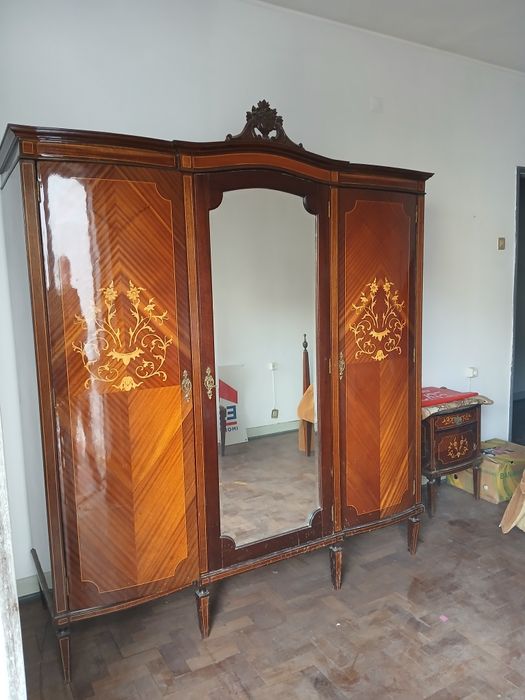 Excelente roupeiro com incrustacoes de madeira