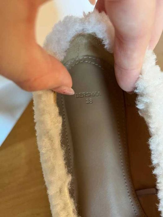 Baleriny ze sztucznego baranka Bershka