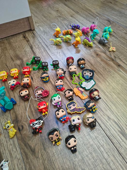 Figurki Kinder dinozaury mebelki dla lalek itp