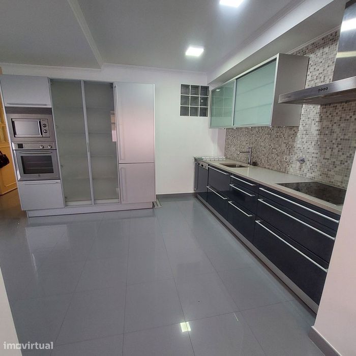 Apartamento T4 com 3 casas de banho e garagem — Santo António dos Olivais, Coimbra
