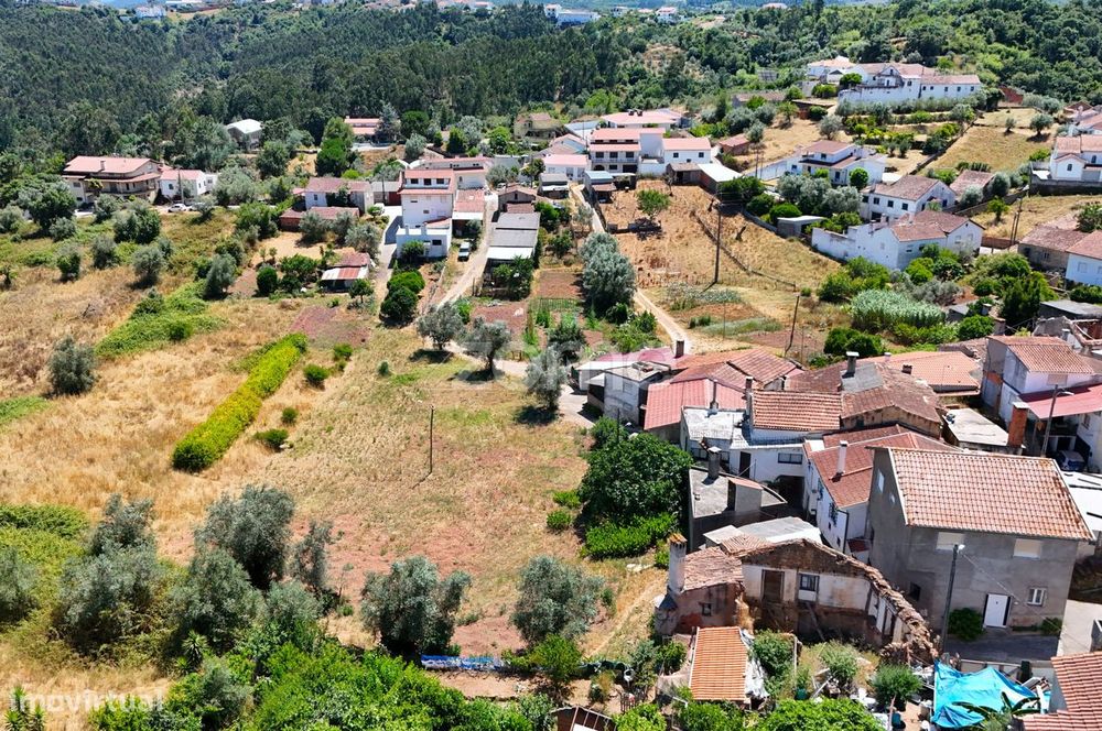 Moradia em ruínas com terreno