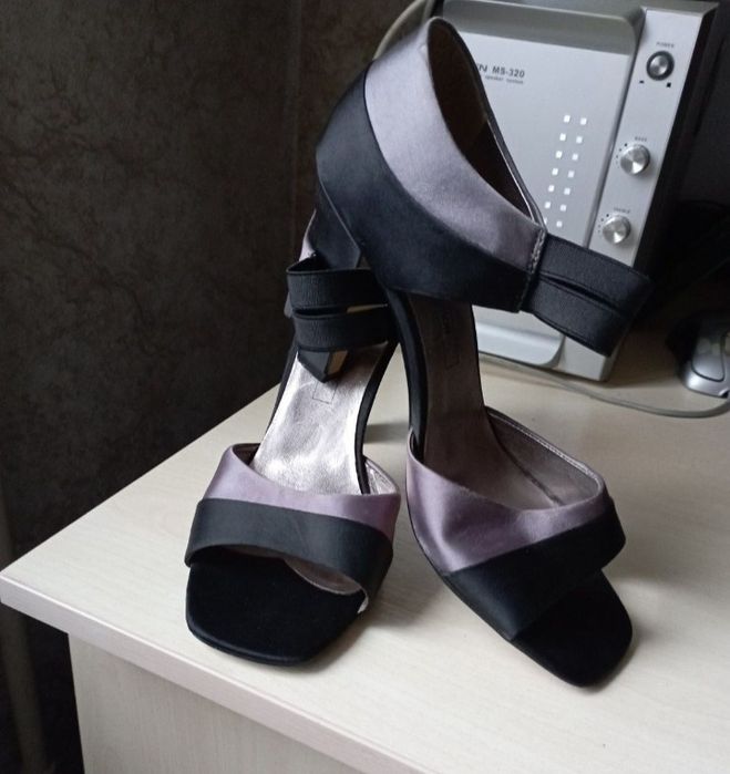 Продам босоніжки