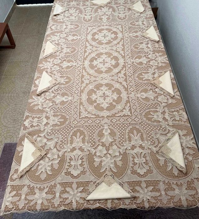 Toalha de Mesa em Linho com Renda Veneziana