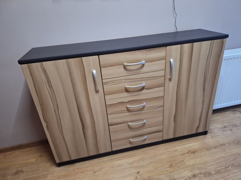 Sprzedam komodę z szafą z jednego zestawu.