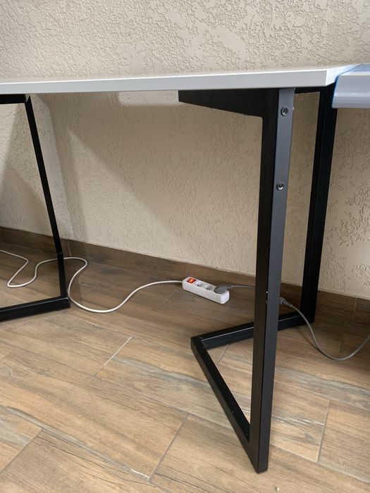 Стіл з металевими ніжками