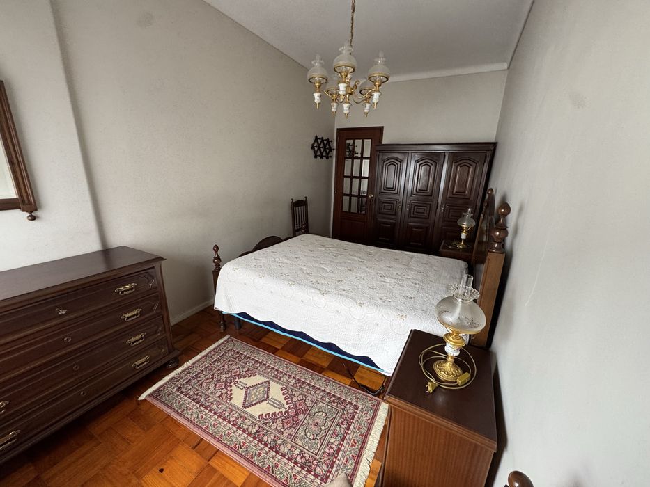 Moveis de quarto casal: 1 cama, 2 mesas cabeceira, uma comoda, um guardafatos, uma cadeia e um espelho