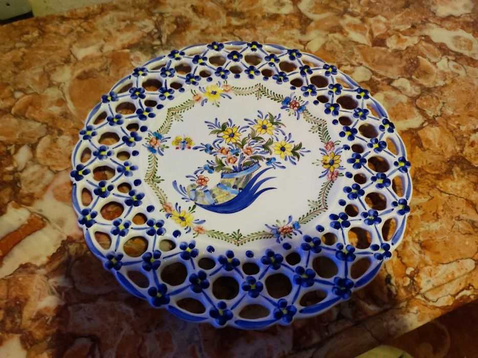 Prato decorativo de porcelana (Pintado à mão).