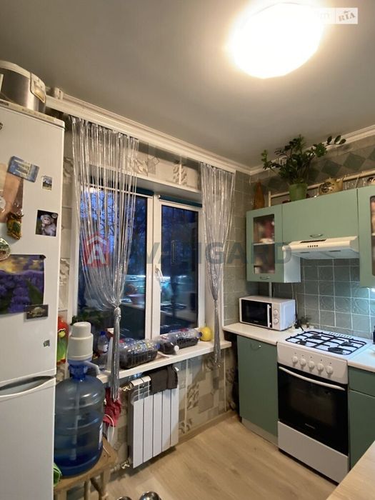 Продам однокімнатну на Бородінському.