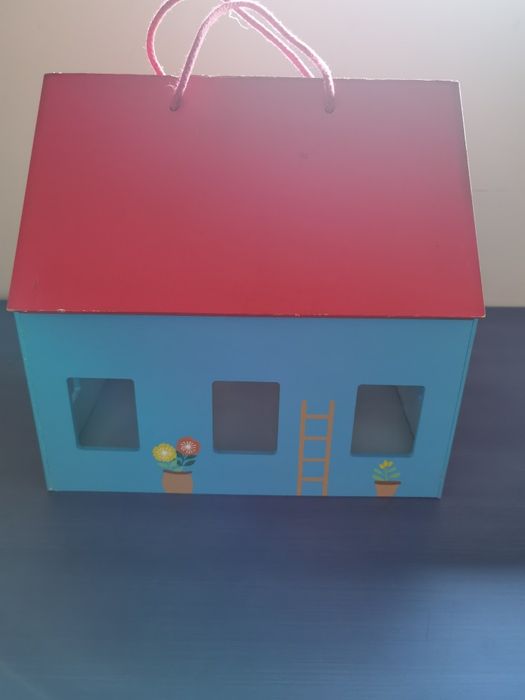 Casa de madeira com acessórios de madeira