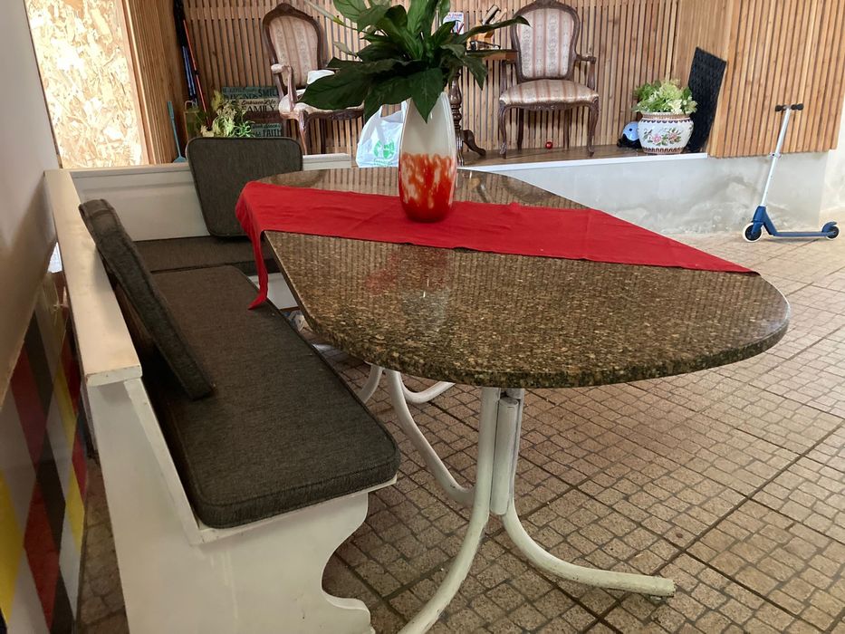 Mesa de granito as pernas em ferro