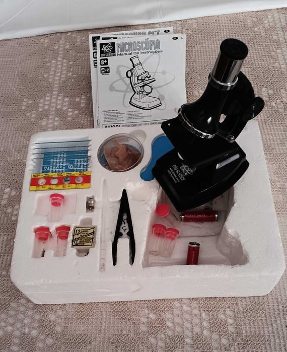 Microscópico, onde a criança pode fazer as suas primeiras observações