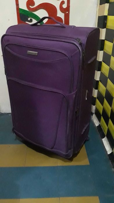 Валіза велика б.в. на 4 колесах
