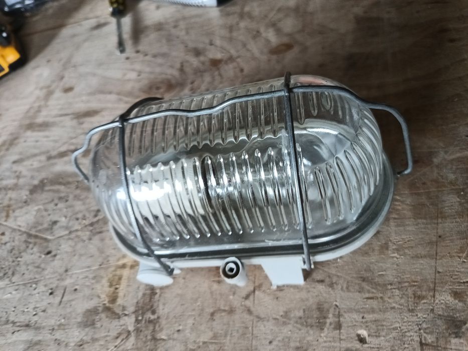 Lampa zewnętrzna hermetyczna