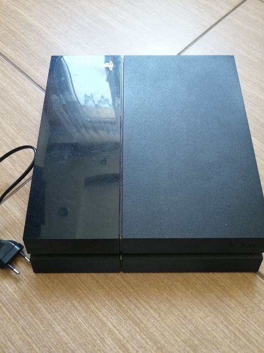 Konsola PlayStation 4. 500gb + gry, pad