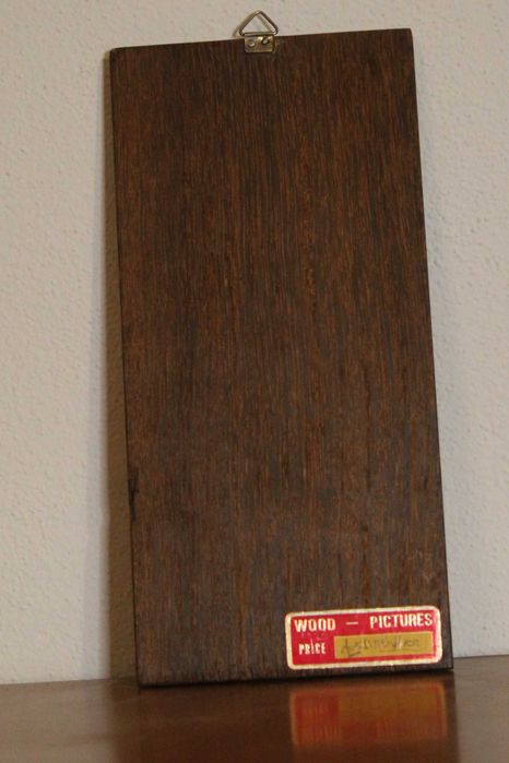 Bailarina em relevo, resina sob madeira exótica nobre, anos 60.