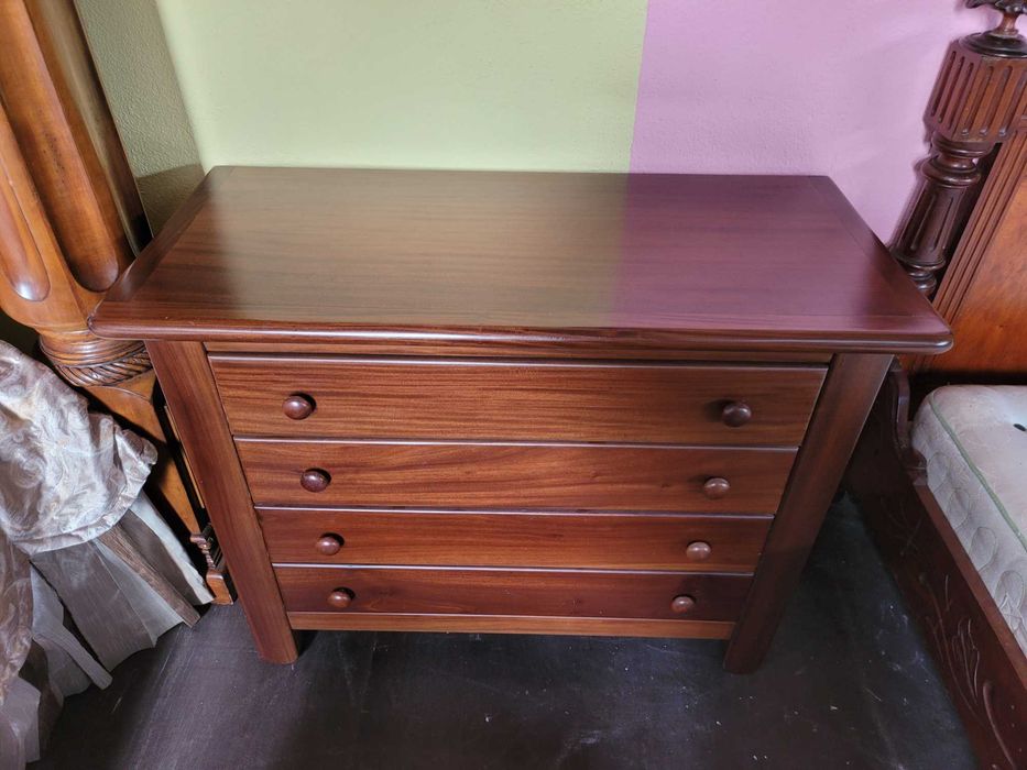 Cómoda em madeira com 4 gavetas - óptimo estado