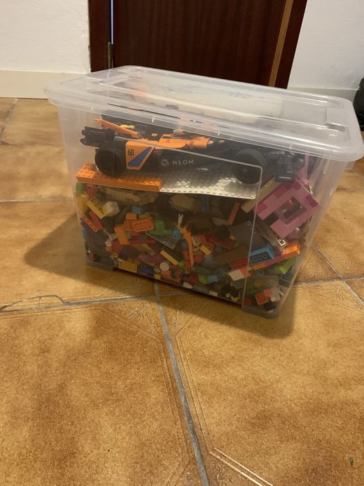 Caixa grande de LEGO (aprox. 3-4 kg).