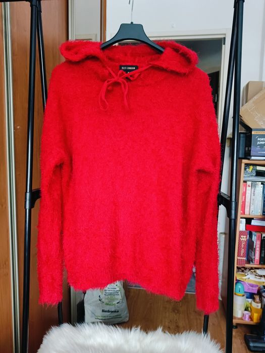 Czerwony sweterek z kapturem rozmiar L