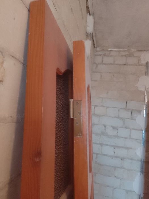 Порадам двери дубовые в хорошем состоянии. Одна дверь с коробом 1000гр