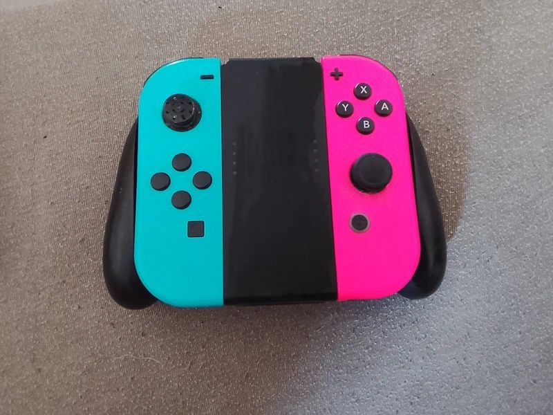Nintendo Switch + Acessórios e Controler Pro, 3 Jogos e Caixa de Transporte
