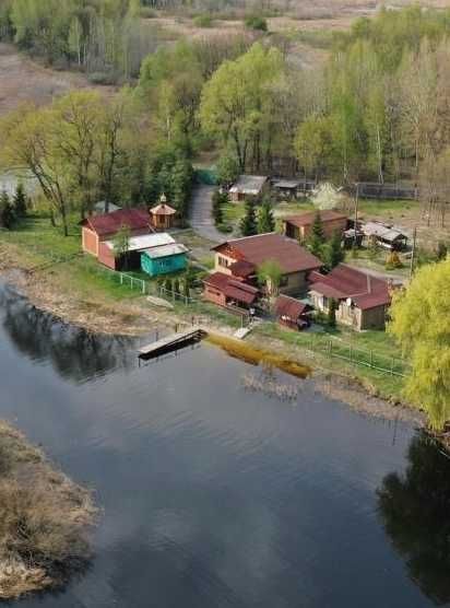 Продаж заміського домоволодіння на березі Дніпра.