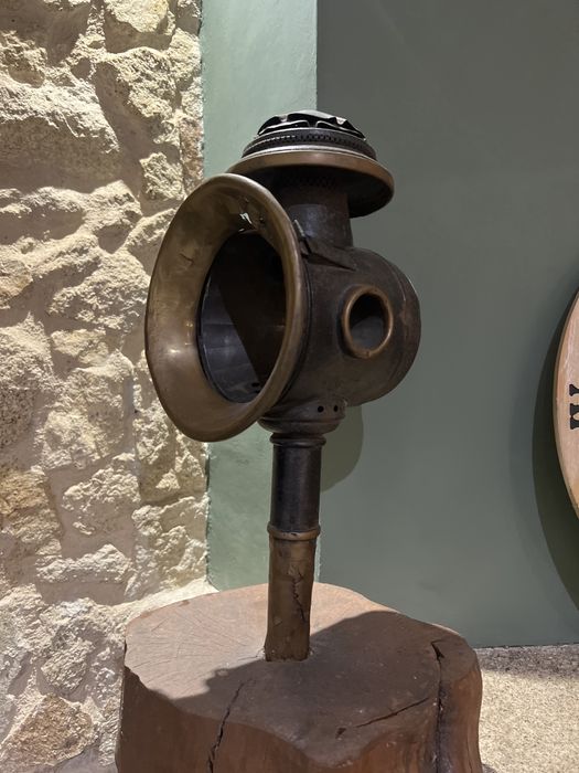 Lanterna Antiga com base em madeira para decoração