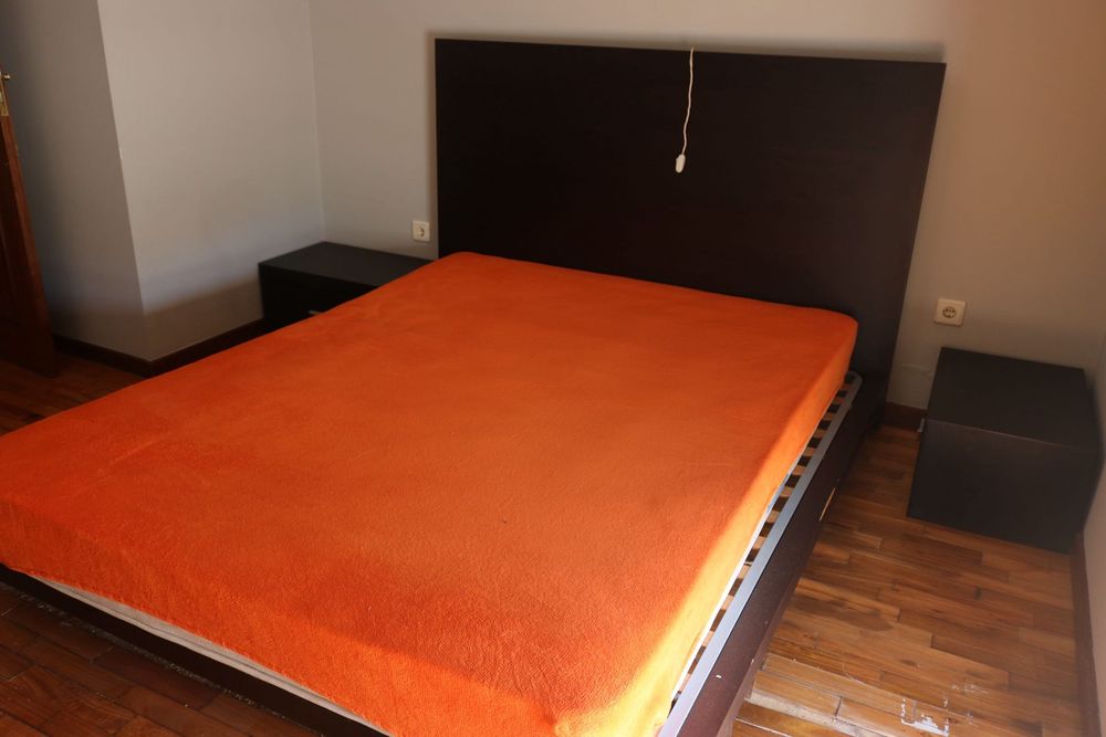 Cama de Casal e mesas cabeceira