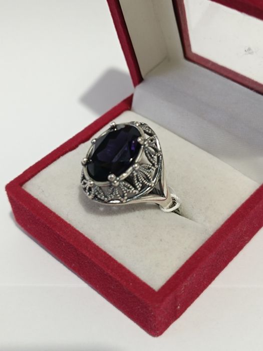 Srebrny pierścionek w stylu vintage z fioletowym oczkiem roz.23, 925