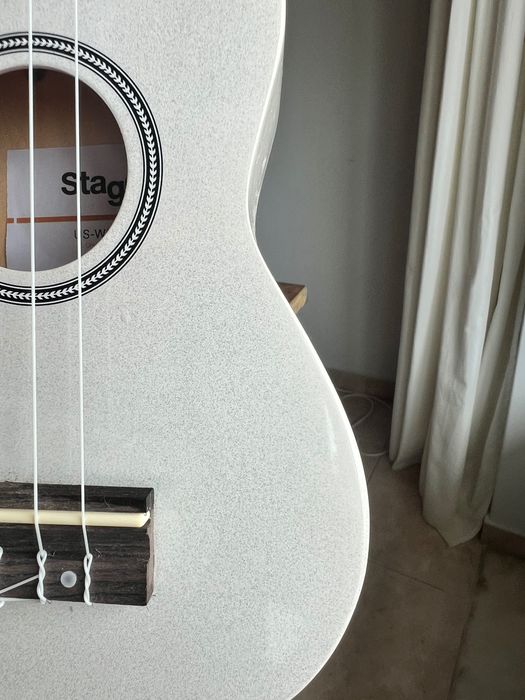 Ukulele Stagg com capa novo