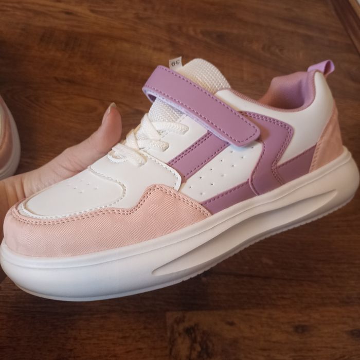 Кросівки жіночі  нові