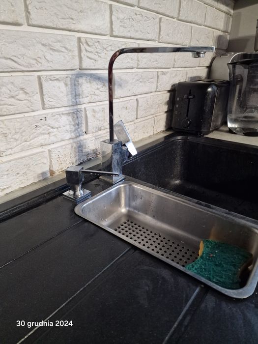 Zlew granitowy z baterią i dozownikiem na płyn