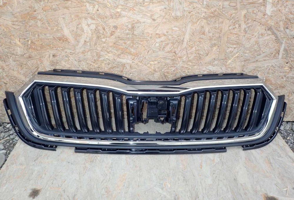 SKODA OCTAVIA 4 а8 решітка центральна радіатора