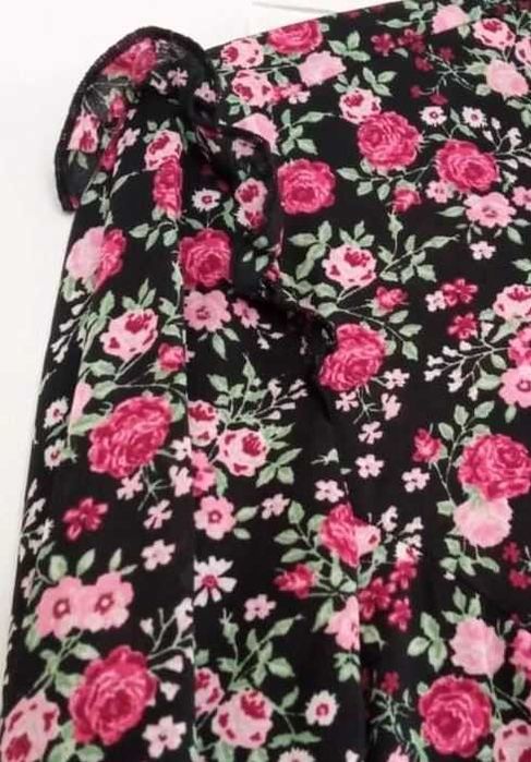 Sukienka z ozdobnymi falbankami