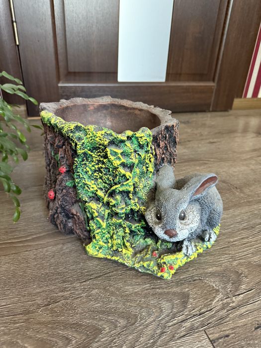 Садове кашпо з гіпсу пень із зайцем 20см 20 х 31 х 20 см