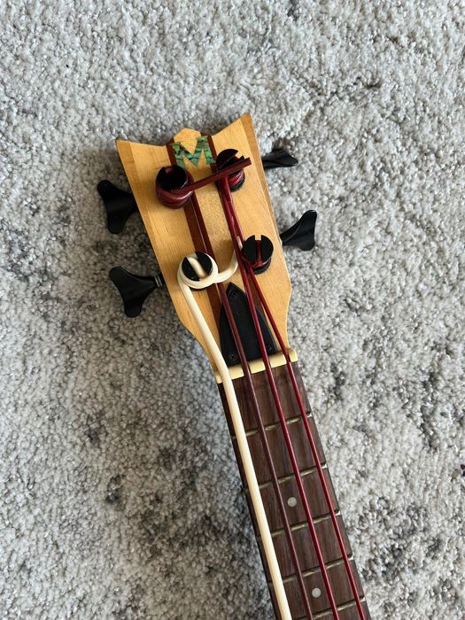 Mahalo Solid Ukulele Elektryczne Basowe z przetwornikiem i futerałem