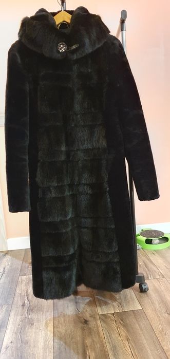 Натуральная шуба мутон +норка. В отличном состоянии.