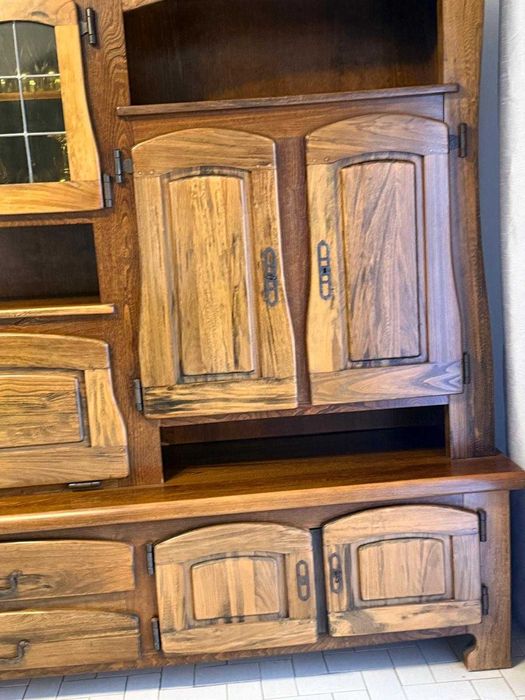 Móvel de Sala de Jantar de excelente qualidade e com muita arrumação.